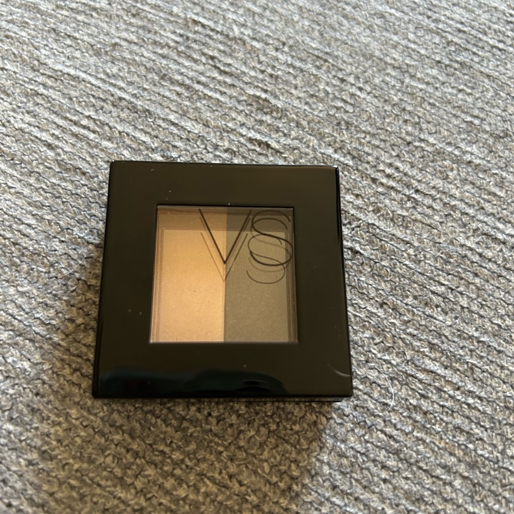 Victoria's Secret Dual Eyeshadow - light brown and dark brown
